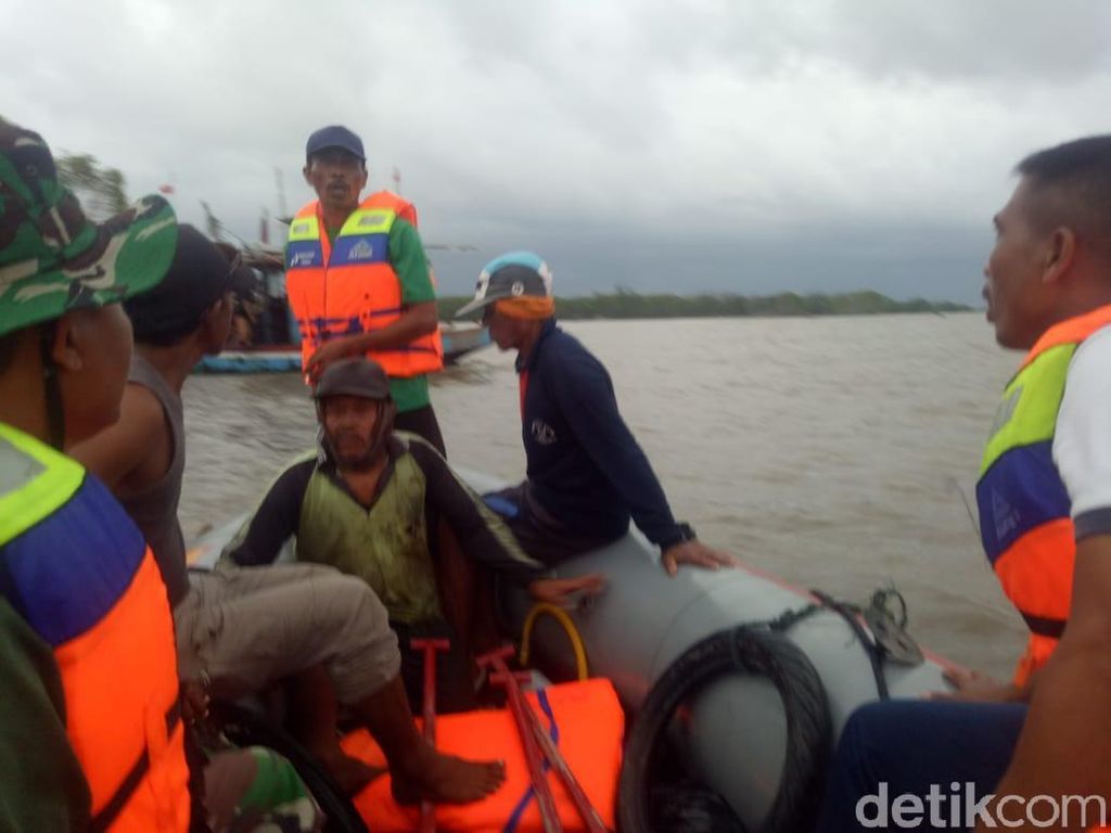 Kapal Karam di Pantai Pekalongan, 3 Nelayan Berhasil Dievakuasi Kapal Karam di Pantai Pekalongan, 3 Nelayan Berhasil Dievakuasi