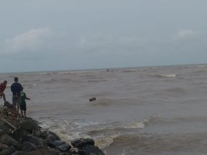 Kapal Terbalik, 3 Nelayan Terombang-ambing di Pantai Pekalongan
