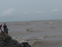 Kapal Terbalik, 3 Nelayan Terombang-ambing di Pantai Pekalongan