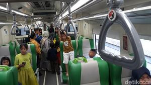 Foto: Antusiasme Warga Naik KA Bandara Solo yang Masih Gratis