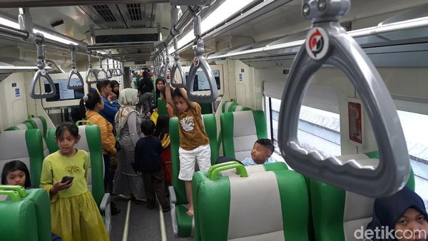 Foto: Antusiasme Warga Naik KA Bandara Solo yang Masih Gratis