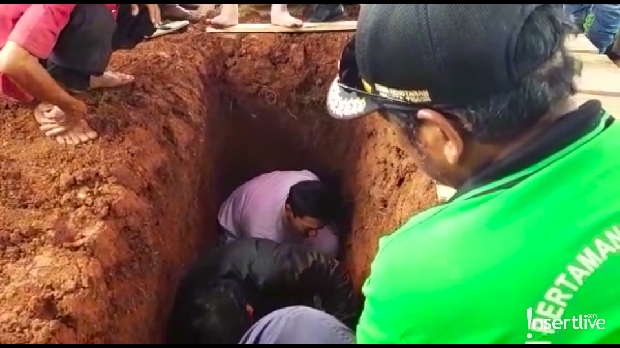 Vino G. Bastian pemakaman sang ibunda
