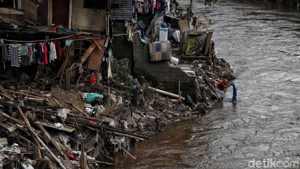 Naturalisasi atau Normalisasi? Tantangan Pemprov DKI Atasi Banjir