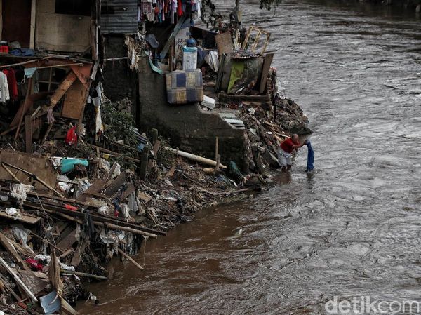 Naturalisasi atau Normalisasi? Tantangan Pemprov DKI Atasi Banjir
