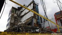 Garis Polisi Melintang di Gedung Ambruk Slipi
