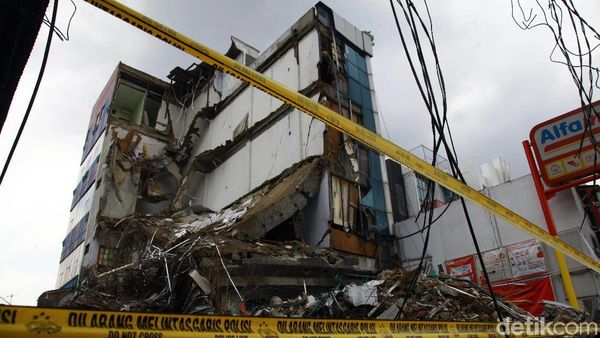 Garis Polisi Melintang di Gedung Ambruk Slipi