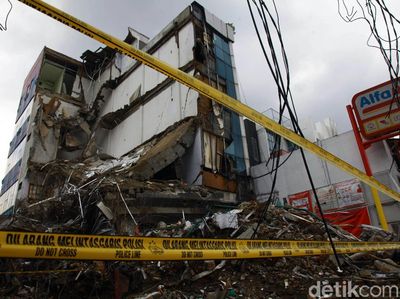 Garis Polisi Melintang di Gedung Ambruk Slipi