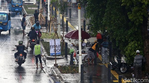 Ironi PKL yang Berjualan di Trotoar Kramat-Salemba