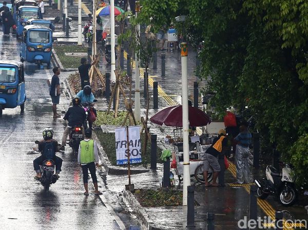 Ironi PKL yang Berjualan di Trotoar Kramat-Salemba