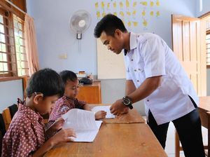 Digaji Rp 300 Ribu, Guru SLB Ini Nyambi Ojol dan Raup Rp 3 Juta/Bulan