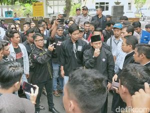 Kasus Oknum Guru Cukur Massal Siswa SD Banyuwangi Dihukum Percobaan Kasus Oknum Guru Cukur Massal Siswa SD Banyuwangi Dihukum Percobaan