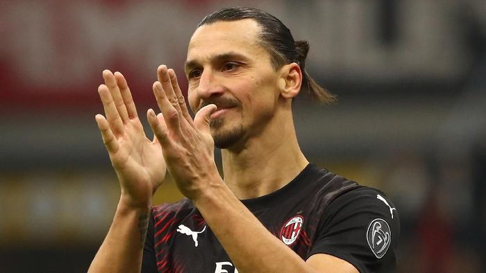 MILAN, ITALY - JANUARY 06: Zlatan Ibrahimovic of AC Milan gestures during the Serie A match between AC Milan and UC Sampdoria at Stadio Giuseppe Meazza on January 6, 2020 in Milan, Italy. (Photo by Marco Luzzani/Getty Images)