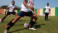 Pelatih Tim Nasional U23 Indra Sjafri (kanan) memberi pelatihan kepada siswa sekolah sepakbola di Stadion Mini Pancing, Medan, Sumatera Utara, Selasa (7/1/2020). Foto: dok. AIA