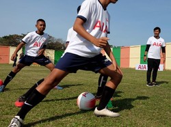 Pelatih Tim Nasional U23 Indra Sjafri (kanan) memberi pelatihan kepada siswa sekolah sepakbola di Stadion Mini Pancing, Medan, Sumatera Utara, Selasa (7/1/2020). Foto: dok. AIA