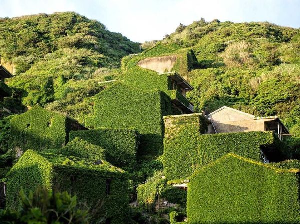 Potret Indahnya Desa Hantu yang Kini Jadi Wisata Hiking