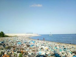 Jorok, Sampah Menumpuk di Pantai Olo Belawan Sumut