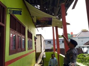 Cari Tahu Penyebab Atap Roboh, Polisi Olah TKP di SD Semarang Cari Tahu Penyebab Atap Roboh, Polisi Olah TKP di SD Semarang