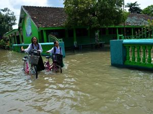 Siswa Pulang Lebih Awal Usai Banjir Rendam Sekolah di Jombang