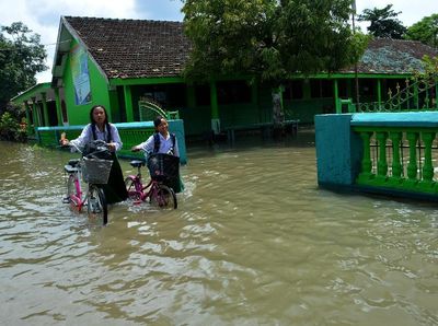 Siswa Pulang Lebih Awal Usai Banjir Rendam Sekolah di Jombang