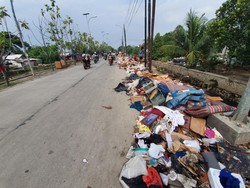 Sampah Sisa Banjir Numpuk di Pinggir Jalan Baru Underpass Bekasi: Kasur-Lemari
