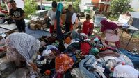 Warga Korban Banjir Serbu Pakaian Gratis