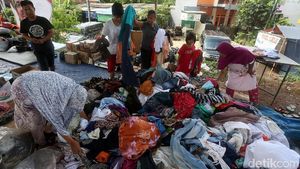 Warga Korban Banjir Serbu Pakaian Gratis