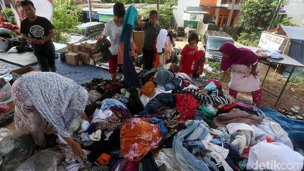 Warga Korban Banjir Serbu Pakaian Gratis