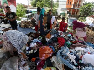 Warga Korban Banjir Serbu Pakaian Gratis