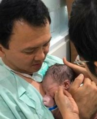 Ahok saat skin to skin dengan Yosafat
