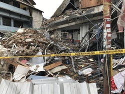 Garis Polisi Masih Terpasang di Lokasi Gedung Ambruk Slipi