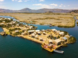 Pulau Apung dari Alang-alang di Danau Tertinggi Dunia