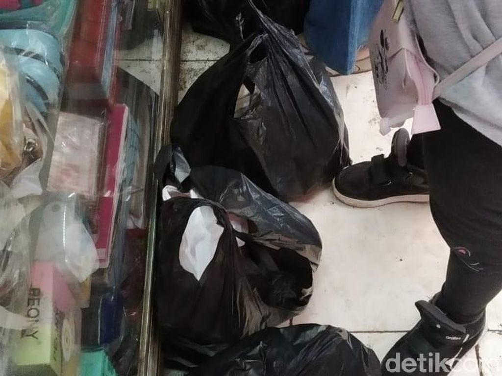 Pembeli di Pasar Minggu Kerepotan Jika Larangan Plastik Kresek Berlaku Pembeli di Pasar Minggu Kerepotan Jika Larangan Plastik Kresek Berlaku