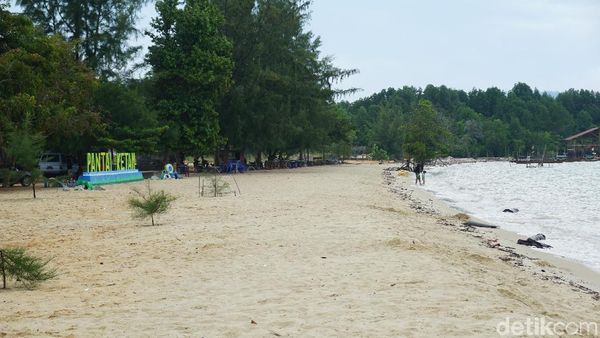 Foto Pantai Segaris dengan Dua Nama