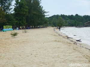 Foto Pantai Segaris dengan Dua Nama