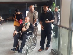 Pakai Kursi Roda, Kivlan Zen Penuhi Panggilan Jadi Saksi Habil Marati