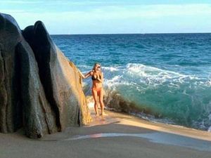 Sudah Pose Pakai Bikini, Model Seksi Ini Malah Dihantam Ombak