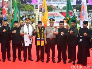 Atraksi Pendekar Silat Warnai Pisah Sambut Kapolresta Madiun Atraksi Pendekar Silat Warnai Pisah Sambut Kapolresta Madiun