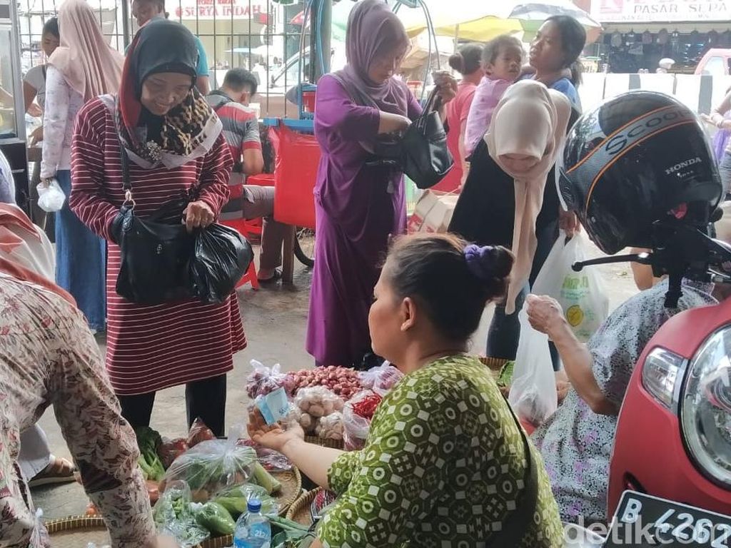 Plastik Kresek Dilarang Mulai Juli, Pedagang di Pasar Minggu: Nyusahin!