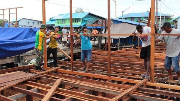 Satgas Yonif 755 Kostrad Bangun Kembali Pasar Asmat