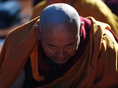 Para Biksu di Nepal Berdoa untuk Perdamaian Dunia