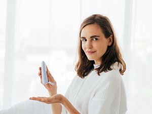 Pentingkah Pakai Tabir Surya saat di Dalam Ruangan? Ini Kata Dokter