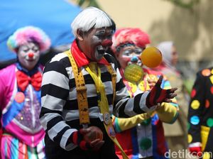Aksi Badut Hibur Anak-anak Korban Banjir Jakarta
