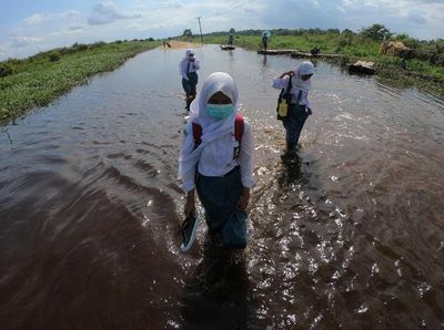 Semangat Pelajar di Jambi Bersekolah Terjang Banjir
