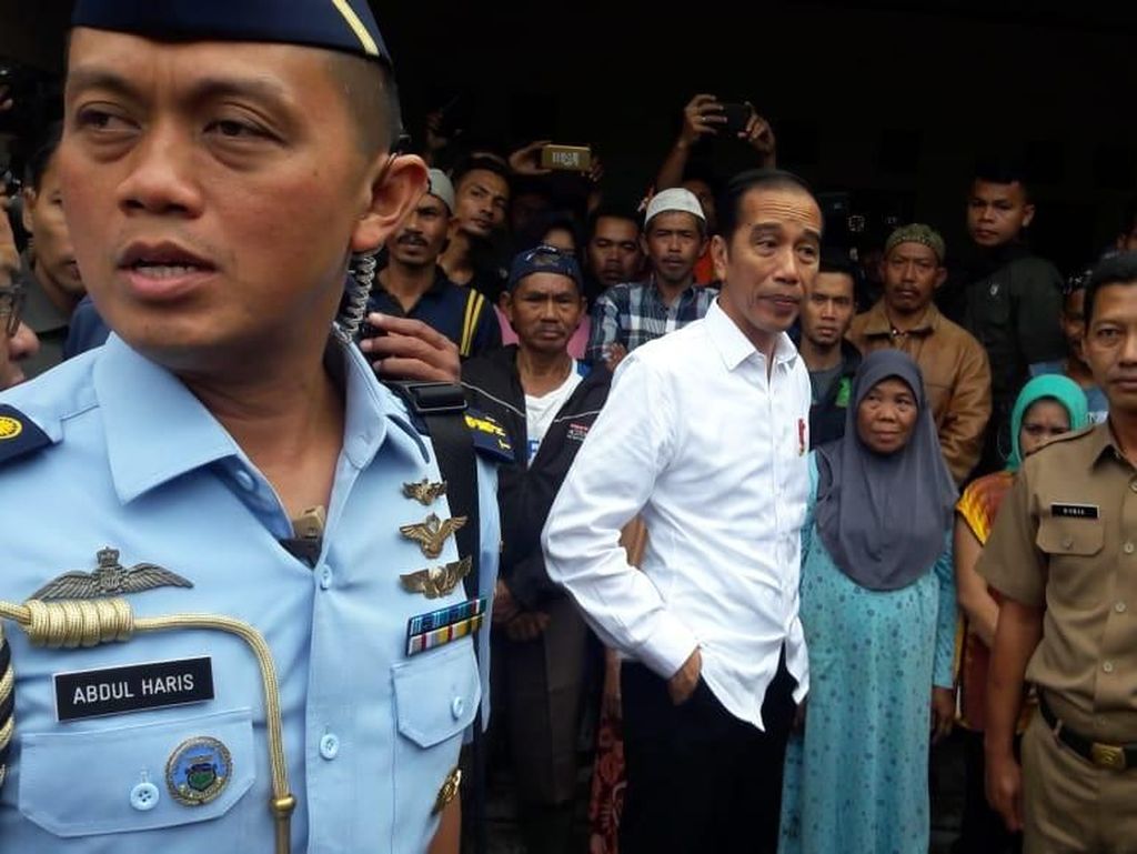 Kala Jokowi Mendadak Sambangi Lokasi Terdampak Longsor Sukajaya Bogor