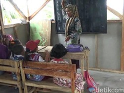 Perjuangan Dewi, Guru Difabel di Pelosok Cianjur