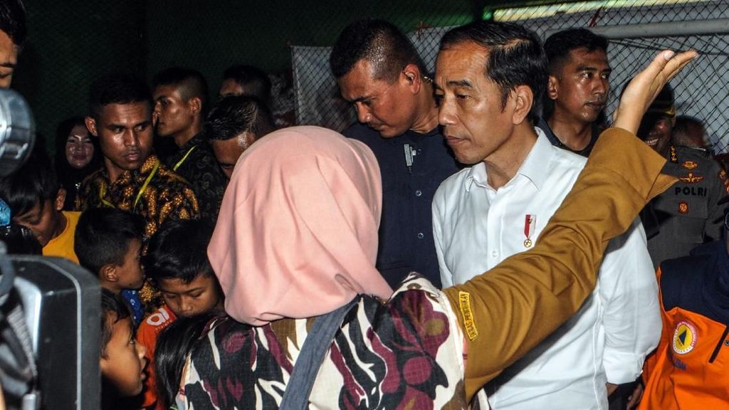 Jokowi Dengarkan Keluh Kesah Korban Banjir di Lebak Jokowi Dengarkan Keluh Kesah Korban Banjir di Lebak