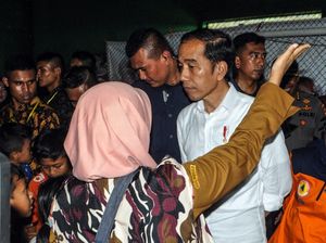 Jokowi Dengarkan Keluh Kesah Korban Banjir di Lebak