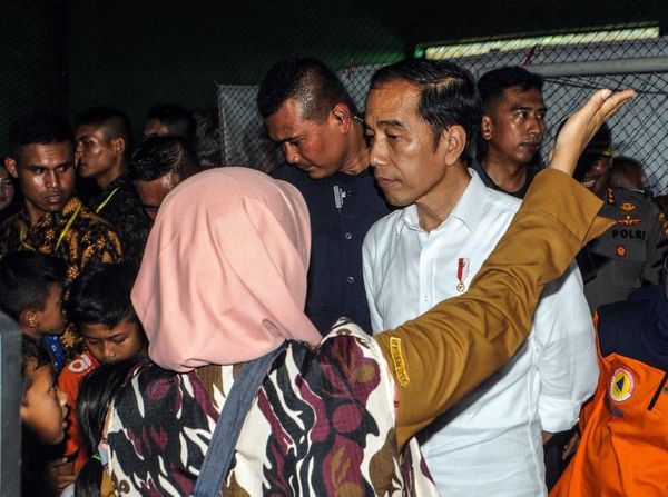 Jokowi Dengarkan Keluh Kesah Korban Banjir di Lebak