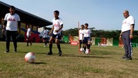 Hal ini juga dilakukan guna memberikan dukungan dan menjaring talenta muda pesepakbola penerus bangsa. Foto: dok. AIA
