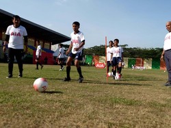 Hal ini juga dilakukan guna memberikan dukungan dan menjaring talenta muda pesepakbola penerus bangsa. Foto: dok. AIA